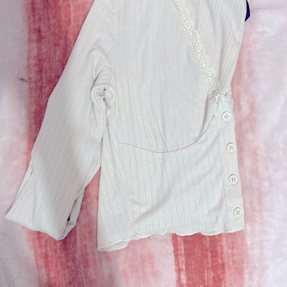 White blouse - Picture 3 of 4